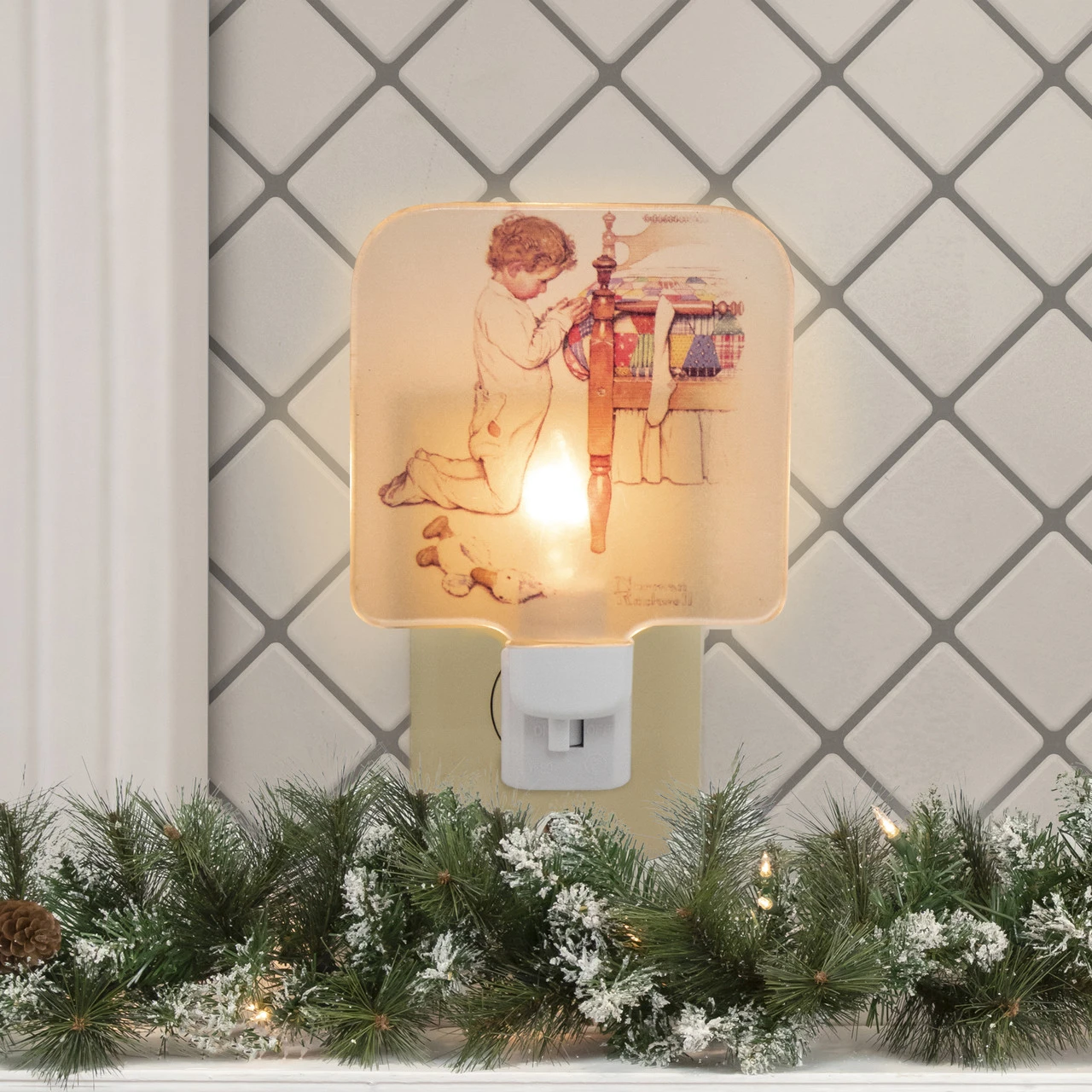 6" Norman Rockwell 'A Christmas Prayer' Glass Night Light 4 6" Norman Rockwell 'A Christmas Prayer' Glass Night Light - Image 2